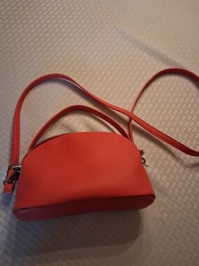 Joy Susan Coral Pebble Leather Crossbody Shoulder Bag. NWOT. Coral